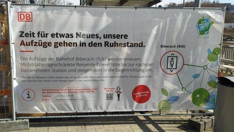 Banner der Deutschen Bahn das besagt dass die Aufzüge in den Ruhestand gehen. Fertigstellung 2.Quartal. Das Jahr wird nicht genannt.